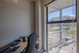 881 m² Riverfront Office Space to Let – Paarl