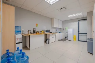 881 m² Riverfront Office Space to Let – Paarl