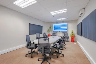 881 m² Riverfront Office Space to Let – Paarl