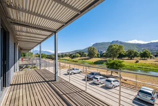 881 m² Riverfront Office Space to Let – Paarl