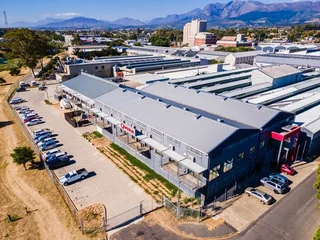881 m² Riverfront Office Space to Let – Paarl