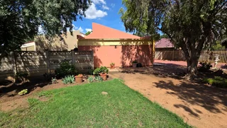 &#34;Expand Your Vision: 3-Bed Home with Separate Flat!&#34;