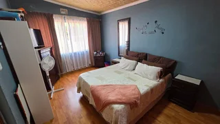 &#34;Expand Your Vision: 3-Bed Home with Separate Flat!&#34;