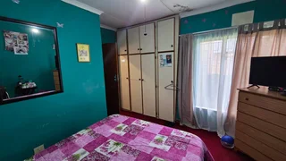 &#34;Expand Your Vision: 3-Bed Home with Separate Flat!&#34;