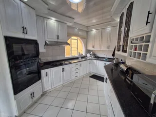 **Charming Family Home in Secure Bassonia**