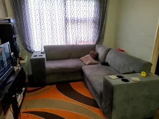 **Charming 2-Bedroom Flat in Secure, Family-Friendly Complex**