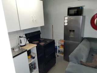 **Charming 2-Bedroom Flat in Secure, Family-Friendly Complex**