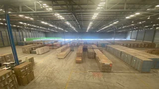 Midrand warehouse with amazing height available to let