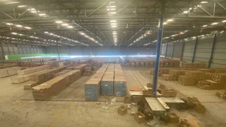 Midrand warehouse with amazing height available to let