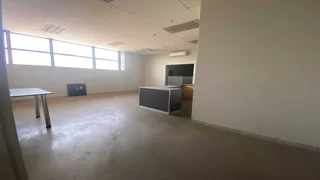 Midrand warehouse with amazing height available to let
