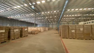 Midrand warehouse with amazing height available to let