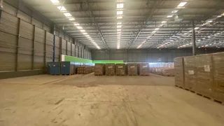 Midrand warehouse with amazing height available to let