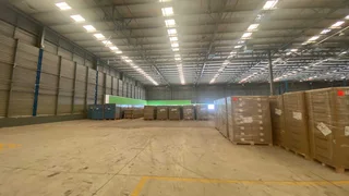 Midrand warehouse with amazing height available to let