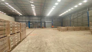 Midrand warehouse with amazing height available to let