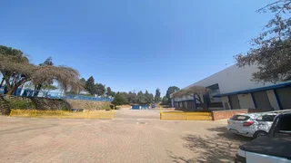 Midrand warehouse with amazing height available to let