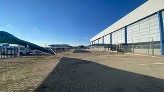 Midrand warehouse with amazing height available to let