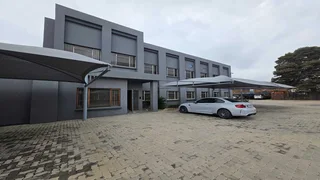 1840sqm Warehouse TO LET in Jet Park