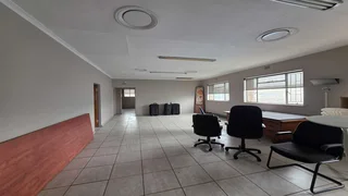 1840sqm Warehouse TO LET in Jet Park