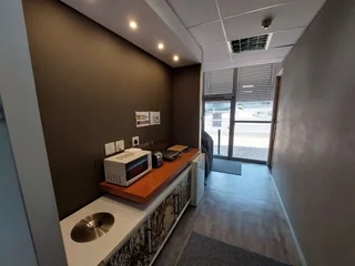 665 sqm office to Let in Bedfordview