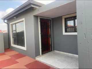 3 Bedroom House for sale in Meadowlands