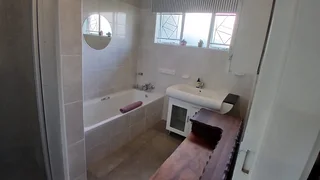 Beautiful 3-bedroom property with 2 flatlets with lots of possibilities