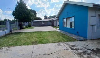 Beautiful 3-bedroom property with 2 flatlets with lots of possibilities