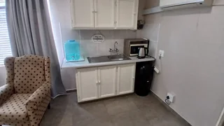 Beautiful 3-bedroom property with 2 flatlets with lots of possibilities