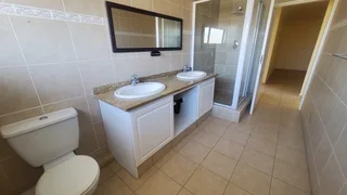 5 Bedroom House To Rent in Somerset Park