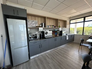 442m² Furnished Office TO LET in La Lucia