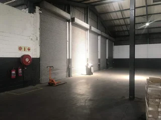 3260sqm Warehouse with a 930m² yard TO LET in Killarney Gardens