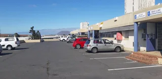 PLUMSTEAD/WYNBERG - OFFICE TO LET WITH SECURE PARKING IN FRONT OF OFFICE