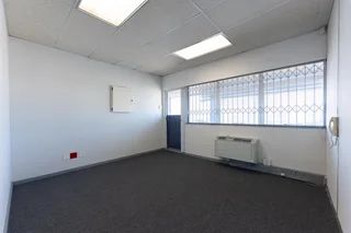 PLUMSTEAD/WYNBERG - OFFICE TO LET WITH SECURE PARKING IN FRONT OF OFFICE