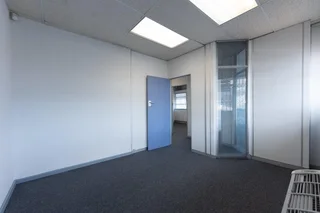 PLUMSTEAD/WYNBERG - OFFICE TO LET WITH SECURE PARKING IN FRONT OF OFFICE