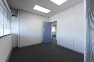 PLUMSTEAD/WYNBERG - OFFICE TO LET WITH SECURE PARKING IN FRONT OF OFFICE