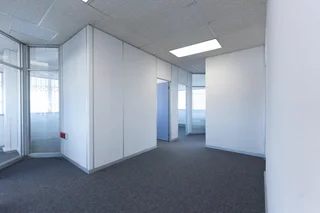 PLUMSTEAD/WYNBERG - OFFICE TO LET WITH SECURE PARKING IN FRONT OF OFFICE