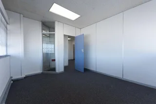 PLUMSTEAD/WYNBERG - OFFICE TO LET WITH SECURE PARKING IN FRONT OF OFFICE