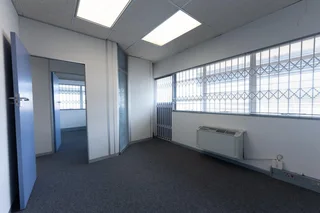 PLUMSTEAD/WYNBERG - OFFICE TO LET WITH SECURE PARKING IN FRONT OF OFFICE