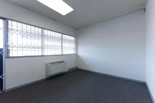 PLUMSTEAD/WYNBERG - OFFICE TO LET WITH SECURE PARKING IN FRONT OF OFFICE
