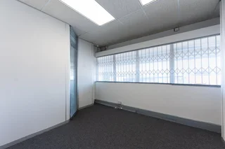 PLUMSTEAD/WYNBERG - OFFICE TO LET WITH SECURE PARKING IN FRONT OF OFFICE