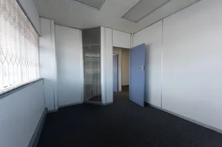 PLUMSTEAD/WYNBERG - OFFICE TO LET WITH SECURE PARKING IN FRONT OF OFFICE