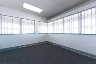 PLUMSTEAD/WYNBERG - OFFICE TO LET WITH SECURE PARKING IN FRONT OF OFFICE