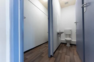 PLUMSTEAD/WYNBERG - OFFICE TO LET WITH SECURE PARKING IN FRONT OF OFFICE