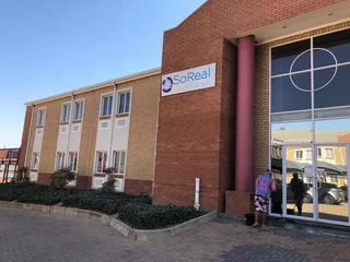 WELL-MAINTAINED OFFICE SPACE AVAILABLE TO LET IN CORPORATE PARK SOUTH