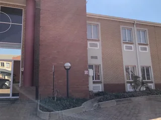 WELL-MAINTAINED OFFICE SPACE AVAILABLE TO LET IN CORPORATE PARK SOUTH