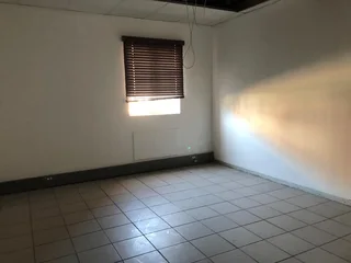 WELL-MAINTAINED OFFICE SPACE AVAILABLE TO LET IN CORPORATE PARK SOUTH