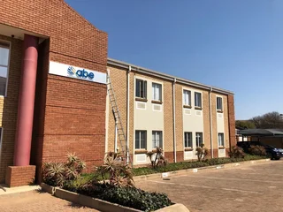 NEAT OFFICE SPACE AVAILABLE TO LET IN CORPORATE PARK SOUTH