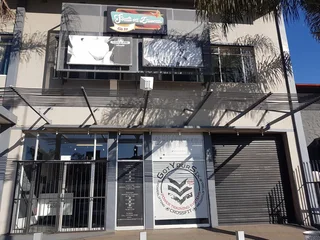 SHOWROOM/ RETAIL SPACE TO LET ON A MAIN ROAD IN HATFIELD