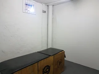 SHOWROOM/ RETAIL SPACE TO LET ON A MAIN ROAD IN HATFIELD