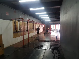 SHOWROOM/ RETAIL SPACE TO LET ON A MAIN ROAD IN HATFIELD