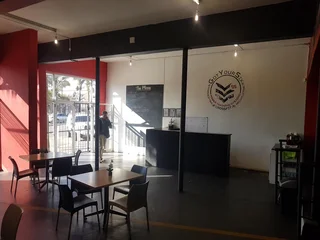 SHOWROOM/ RETAIL SPACE TO LET ON A MAIN ROAD IN HATFIELD